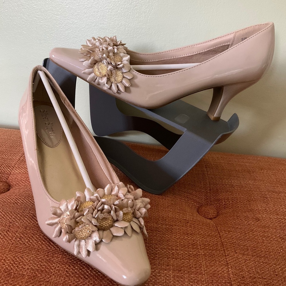 Silver Slipper Renee Beige Patent 3D Floral Beaded Kitten Low Heel Pumps 7M New